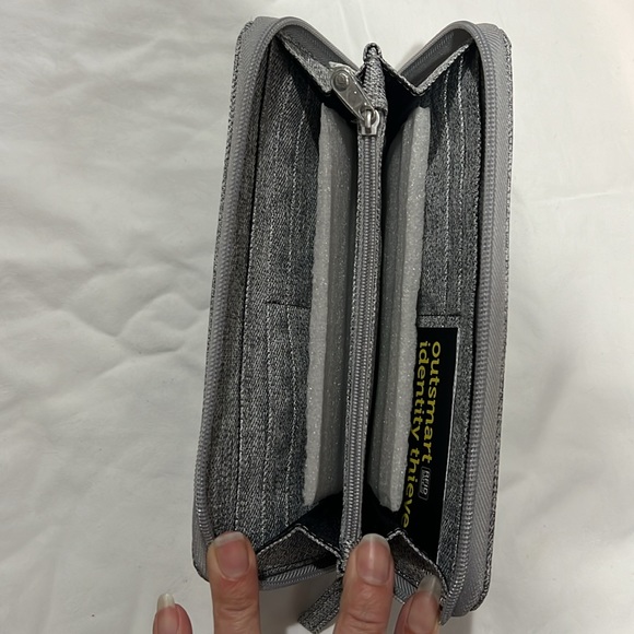 COPY - RFIDsafe LX250 travel wallet - Picture 5 of 7